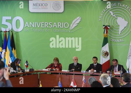 Ambasciatore brasiliano Luiz Felipe de Macedo Soares (L), Presidente del Messico Enrique pena Nieto (C) e Ministro degli esteri Luis Videgaray (R) durante la 25th sessione della Conferenza generale dell'Agenzia per il divieto delle armi nucleari in America Latina e nei Caraibi presso il Palazzo degli Affari Esteri il 14 febbraio 2017 a Città del Messico, Messico, (Foto di Carlos Tischler/NurPhoto) *** Please use Credit from Credit Field *** Foto Stock