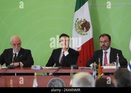 Ambasciatore brasiliano Luiz Felipe de Macedo Soares (L), Presidente del Messico Enrique pena Nieto (C) e Ministro degli esteri Luis Videgaray (R) durante la 25th sessione della Conferenza generale dell'Agenzia per il divieto delle armi nucleari in America Latina e nei Caraibi presso il Palazzo degli Affari Esteri il 14 febbraio 2017 a Città del Messico, Messico, (Foto di Carlos Tischler/NurPhoto) *** Please use Credit from Credit Field *** Foto Stock