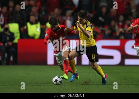 Benficas inoltra Rafa Silva dal Portogallo (L) e dal difensore di Dortmund Raphael Guerreiro dal Portogallo (R) durante la SL Benfica contro Borussia Dortmund - UEFA Champions League16 finale all'Estadio da Luz il 14 febbraio 2017 a Lisbona, Portogallo.(Foto di Bruno Barros / DPI / NurPhoto) *** Utilizzare il campo credito da credito *** Foto Stock