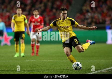 Raphael Guerreiro, difensore di Dortmund, in azione durante il round della UEFA Champions League 16, partita di calcio di prima tappa SL Benfica vs Borussia Dortmund, allo stadio Luz di Lisbona, in Portogallo, il 14 febbraio 2017. (Foto di Pedro FiÃƒÂºza/NurPhoto) *** Please use Credit from Credit Field *** Foto Stock