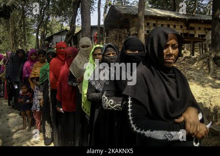 La minoranza etnica Rohingya attende il suo turno per raccogliere le distribuzioni degli aiuti umanitari nel campo profughi di Balu Khali Rohingya il 15 febbraio 2017. Quasi 2000 mila Rohingya famiglia sono arrivati al campo di Balu Kali un mese fa che vive in un campo di fortuna dopo il conflitto nello stato di Rakhine iniziato l'ottobre dello scorso anno fuggire in Bangladesh. Più di 31 organizzazioni non governative (ONG) comprendono Mapim e Kelab Putra 1 Malaysia provenienti da Malaysia, Indonesia, Cina, Francia, Germania, E le forze congiunte degli Stati Uniti che hanno portato quasi 2300 tonnellate di beni umanitari includono la medicina, il cibo, olio da cucina e stoffa sono stati sen Foto Stock