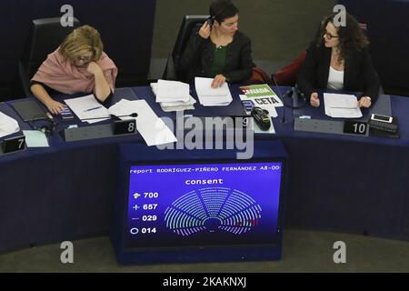 I membri del Parlamento europeo partecipano a una sessione di voto sull'accordo economico e commerciale globale UE-Canada (CETA) presso il Parlamento europeo a Strasburgo, nella Francia orientale, il 15 febbraio 2017. (Foto di Elyxandro Cegarra/NurPhoto) *** Please use Credit from Credit Field *** Foto Stock