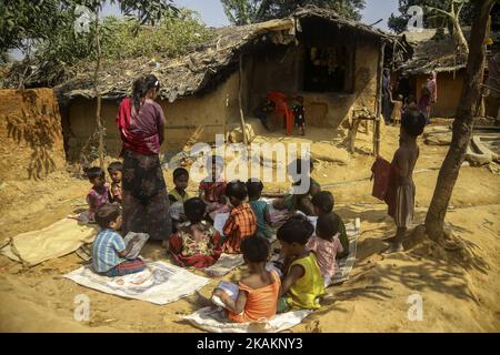 Etnico di minoranza i bambini Rohingya sono visti giocare davanti al loro campo profughi di fortuna a Kutupalong, Bangladesh, il 15 febbraio 2017. Quasi 60.000 mila rifugiati da Maungdaw, Myanmar che vivono in un campo di fortuna dopo il conflitto nello stato di Rakhine iniziato l'ottobre dello scorso anno fuggono a Kutupalong in Bangladesh. Più di 31 organizzazioni non governative (ONG) comprendono Mapim e Kelab Putra 1 Malaysia provenienti da Malaysia, Indonesia, Cina, Francia, Germania, E le forze congiunte degli Stati Uniti che portano quasi 2300 tonnellate di beni umanitari includono medicine, cibo, olio da cucina e stoffa sono stati inviati all'eth Foto Stock