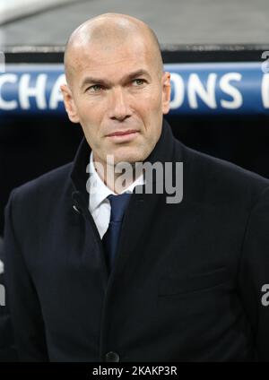 Zinedine Zidane, allenatore francese del Real Madrid, durante il round della UEFA Champions League 16, partita di calcio della prima tappa, Real Madrid CF vs SSC Napoli, allo stadio Santiago Bernabeu di Madrid il 15 febbraio 2017. (Foto di Raddad Jebarah/NurPhoto) *** si prega di utilizzare il credito dal campo di credito *** Foto Stock