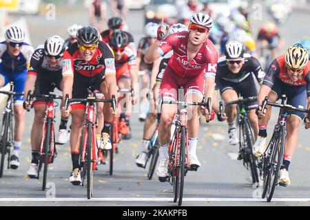 Alexander KRISTOFF del TEAM KATUSHA ALPECIN vince la quarta tappa, una 118km da Yiti (al Sifah) al Ministero del Turismo di Muscat, al 2017° Tour ciclistico dell'Oman. Venerdì 18 febbraio 2017 a Muscat, Oman. Foto di Artur Widak *** Please use Credit from Credit Field *** Foto Stock