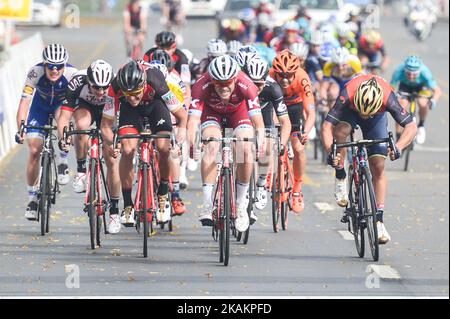 Alexander KRISTOFF (Center) del TEAM KATUSHA ALPECIN sul suo cammino per vincere la quarta tappa, una 118km da Yiti (al Sifah) al Ministero del Turismo di Muscat, al Tour ciclistico 2017 di Oman. Venerdì 18 febbraio 2017 a Muscat, Oman. Foto di Artur Widak *** Please use Credit from Credit Field *** Foto Stock