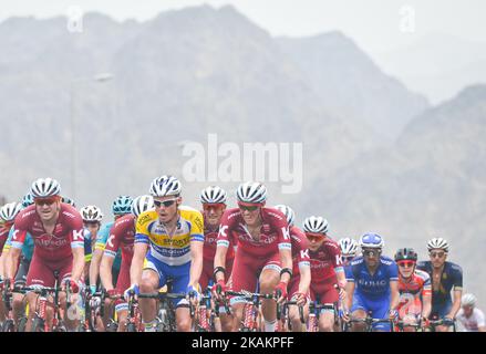 Alexander KRISTOFF (a sinistra) e il Team Katusha Alpecin durante la quarta tappa, un 118km da Yiti (al Sifah) al Ministero del Turismo di Muscat, al Tour ciclistico 2017 di Oman. Venerdì 18 febbraio 2017 a al Sifah, Yiti, Oman. Foto di Artur Widak *** Please use Credit from Credit Field *** Foto Stock