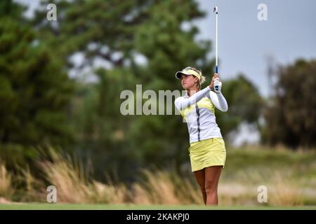 Amy Boulden of Wales sul fairway 11th durante il secondo round dell'ISPS Handa Women's Australian Open al Royal Adelaide Golf Club il 17 febbraio 2017 ad Adelaide, Australia. (Foto di Andy Astfalck/NurPhoto) *** Please use Credit from Credit Field *** Foto Stock