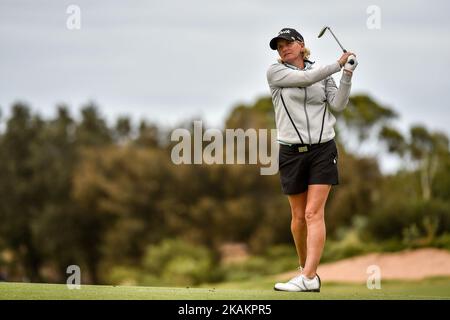 Becky Morgan of Wales sul fairway 11th durante il secondo round dell'ISPS Handa Women's Australian Open al Royal Adelaide Golf Club il 17 febbraio 2017 ad Adelaide, Australia. (Foto di Andy Astfalck/NurPhoto) *** Please use Credit from Credit Field *** Foto Stock