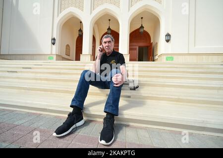 Un ex pilota belga professionista di ciclismo su strada e pista, Eddy Merckx, nella foto fuori dalla Moschea del Sultano Qaboos a Samail, davanti alla quinta tappa, un 152,5km da Sama'il a Jabal al Akhdhar (montagna Verde), del Tour ciclistico 2017 di Oman. Sabato 18 febbraio 2017, a Samail, Regione ad Dakhiliyah, Oman. Foto di Artur Widak *** Please use Credit from Credit Field *** Foto Stock