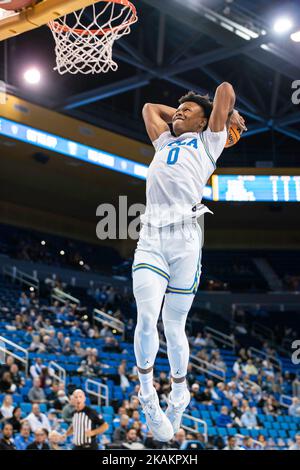 La guardia dei Bruins di UCLA Jaylen Clark (0) non ha compiuto un tentativo di punk durante una partita di basket della mostra maschile NCAA contro le aquile dorate della Concordia, mercoledì Foto Stock