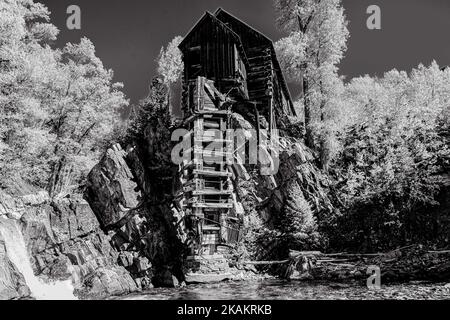 Una foto in bianco e nero della centrale di legno Crystal Mill in Colorado, USA Foto Stock