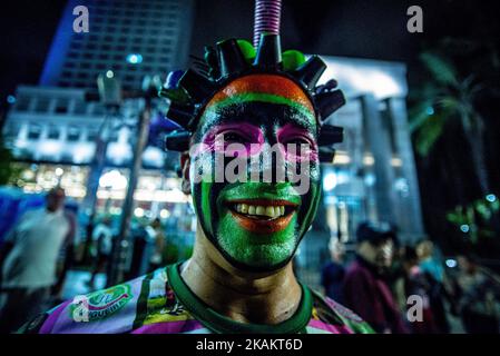 La gente partecipa a una parata di Carnevale a San Paolo, in Brasile, il 21 febbraio 2017. (Foto di Cris FAGA/NurPhoto) *** Please use Credit from Credit Field *** Foto Stock