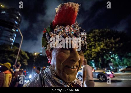 La gente partecipa a una parata di Carnevale a San Paolo, in Brasile, il 21 febbraio 2017. (Foto di Cris FAGA/NurPhoto) *** Please use Credit from Credit Field *** Foto Stock