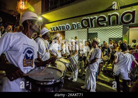 La gente partecipa a una parata di Carnevale a San Paolo, in Brasile, il 21 febbraio 2017. (Foto di Cris FAGA/NurPhoto) *** Please use Credit from Credit Field *** Foto Stock