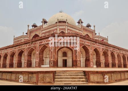 Tomba dell'imperatore Mughal Humayun a Nuova Delhi, Delhi, India. La tomba di Humayun è stata commissionata dalla prima moglie di Humayun e dalla sua consorte principale, l'imperatrice Bega Begum. Il mausoleo fu completato nell'anno 1570 e contiene le tombe dell'imperatore Humayun così come Bega Begum, Hamida Begum e Dara Shikoh. La tomba fu il primo giardino-tomba del subcontinente indiano. (Foto di Creative Touch Imaging Ltd./NurPhoto) *** si prega di utilizzare il credito dal campo di credito *** Foto Stock