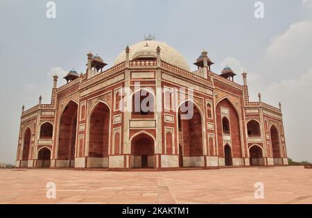 Tomba dell'imperatore Mughal Humayun a Nuova Delhi, Delhi, India. La tomba di Humayun è stata commissionata dalla prima moglie di Humayun e dalla sua consorte principale, l'imperatrice Bega Begum. Il mausoleo fu completato nell'anno 1570 e contiene le tombe dell'imperatore Humayun così come Bega Begum, Hamida Begum e Dara Shikoh. La tomba fu il primo giardino-tomba del subcontinente indiano. (Foto di Creative Touch Imaging Ltd./NurPhoto) *** si prega di utilizzare il credito dal campo di credito *** Foto Stock