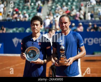 Il tennista ucraino Alexandr Dolgopolov (R) e Kei Nishikori del Giappone si posano con il loro trofeo dopo aver sconfitto Kei Nishikori del Giappone nella finale dell'Argentina Open al Lawn Tennis Club di Buenos Aires il 19 febbraio 2017. Dolgopolov ha vinto 7-6, 6-4. (Foto di Gabriel Sotelo/NurPhoto) *** Please use Credit from Credit Field *** Foto Stock