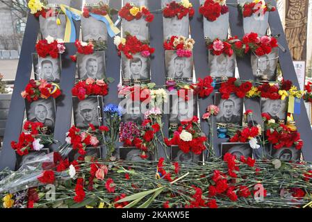 I fiori sono visti al memoriale dove gli attivisti della Rivoluzione della dignità (Maidan) o 'Eroi del cento Celeste' sono stati uccisi durante le proteste anti-governo nel 2014, non lontano dalla Piazza dell'Indipendenza a Kiev, Ucraina, 19 febbraio 2017. L'Ucraina segna il terzo anniversario del picco di violenza durante il 18-20 febbraio 2014 a Maidan, dove ha provocato la morte di almeno 100 attivisti della Rivoluzione della dignità (Maidan). (Foto di Str/NurPhoto) *** Please use Credit from Credit Field *** Foto Stock