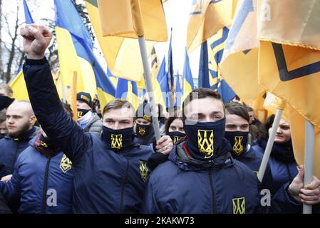 Attivisti ucraini di diversi partiti di destra (settore di destra, corpo nazionale, e partito di libertà) e i loro sostenitori partecipano alla 'marcia nazionale dignità' nel centro di Kiev, Ucraina, 22 febbraio, 2017. Gli attivisti protestano contro la privatizzazione delle imprese statali e chiedono di bloccare il commercio da parte di alcuni imprenditori ucraini con i separatisti sostenuti dalla Russia nella zona di conflitto orientale dell’Ucraina. (Foto di Str/NurPhoto) *** Please use Credit from Credit Field *** Foto Stock