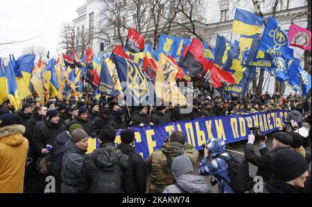 Attivisti ucraini di diversi partiti di destra (settore di destra, corpo nazionale, e partito di libertà) e i loro sostenitori partecipano alla 'marcia nazionale dignità' nel centro di Kiev, Ucraina, 22 febbraio, 2017. Gli attivisti protestano contro la privatizzazione delle imprese statali e chiedono di bloccare il commercio da parte di alcuni imprenditori ucraini con i separatisti sostenuti dalla Russia nella zona di conflitto orientale dell’Ucraina. (Foto di Str/NurPhoto) *** Please use Credit from Credit Field *** Foto Stock