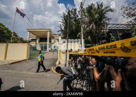 Poliziotti malesi guardia di fronte all'Ambasciata del Nord Corea a Kuala Lumpur il 23 febbraio 2017 (Foto di Mohd Daud/NurPhoto) *** Please use Credit from Credit Field *** Foto Stock