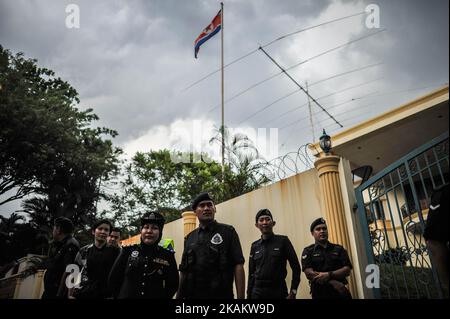 Poliziotti malesi guardia di fronte all'Ambasciata del Nord Corea a Kuala Lumpur il 23 febbraio 2017 (Foto di Mohd Daud/NurPhoto) *** Please use Credit from Credit Field *** Foto Stock