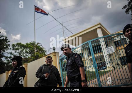 Poliziotti malesi guardia di fronte all'Ambasciata del Nord Corea a Kuala Lumpur il 23 febbraio 2017 (Foto di Mohd Daud/NurPhoto) *** Please use Credit from Credit Field *** Foto Stock