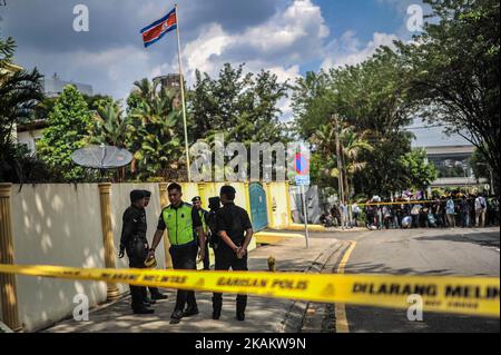 Poliziotti malesi guardia di fronte all'Ambasciata del Nord Corea a Kuala Lumpur il 23 febbraio 2017 (Foto di Mohd Daud/NurPhoto) *** Please use Credit from Credit Field *** Foto Stock