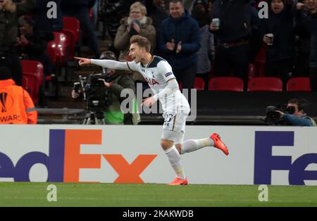 Christian Eriksen di Tottenham Hotspur festeggia il primo gol durante la UEFA Europa League - Round of 32 match tra Tottenham Hotspur e KAA Gent allo stadio di Wembley 23 feb 2017 (Photo by Kieran Galvin/NurPhoto) *** Please use Credit from Credit Field *** Foto Stock