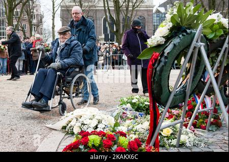 La gente partecipa alla commemorazione dello sciopero del febbraio 1941 ad Amsterdam, nei Paesi Bassi, il 25 febbraio 2017. Lo sciopero viene ricordato ogni anno il 25 febbraio ad Amsterdam. Lo sciopero generale, noto come sciopero di febbraio, iniziò il 25 febbraio 1941 in risposta a misure anti-ebraiche degli occupanti tedeschi dei Paesi Bassi. Lo sciopero di febbraio fu chiamato dall'allora illegittimo partito comunista olandese, e i lavoratori portuali di Amsterdam andarono in sciopero in solidarietà con i 425 ebrei arrestati dai tedeschi in precedenza e deportati nel campo di concentramento di Mauthausen in Austria. Il febbraio Stri Foto Stock