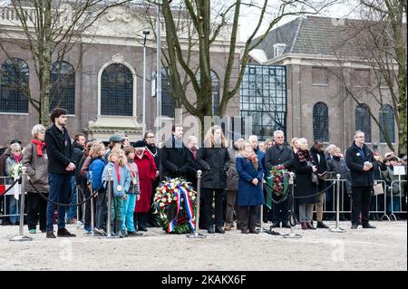 La gente partecipa alla commemorazione dello sciopero del febbraio 1941 ad Amsterdam, nei Paesi Bassi, il 25 febbraio 2017. Lo sciopero viene ricordato ogni anno il 25 febbraio ad Amsterdam. Lo sciopero generale, noto come sciopero di febbraio, iniziò il 25 febbraio 1941 in risposta a misure anti-ebraiche degli occupanti tedeschi dei Paesi Bassi. Lo sciopero di febbraio fu chiamato dall'allora illegittimo partito comunista olandese, e i lavoratori portuali di Amsterdam andarono in sciopero in solidarietà con i 425 ebrei arrestati dai tedeschi in precedenza e deportati nel campo di concentramento di Mauthausen in Austria. Il febbraio Stri Foto Stock