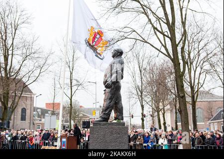 La gente partecipa alla commemorazione dello sciopero del febbraio 1941 ad Amsterdam, nei Paesi Bassi, il 25 febbraio 2017. Lo sciopero viene ricordato ogni anno il 25 febbraio ad Amsterdam. Lo sciopero generale, noto come sciopero di febbraio, iniziò il 25 febbraio 1941 in risposta a misure anti-ebraiche degli occupanti tedeschi dei Paesi Bassi. Lo sciopero di febbraio fu chiamato dall'allora illegittimo partito comunista olandese, e i lavoratori portuali di Amsterdam andarono in sciopero in solidarietà con i 425 ebrei arrestati dai tedeschi in precedenza e deportati nel campo di concentramento di Mauthausen in Austria. Il febbraio Stri Foto Stock