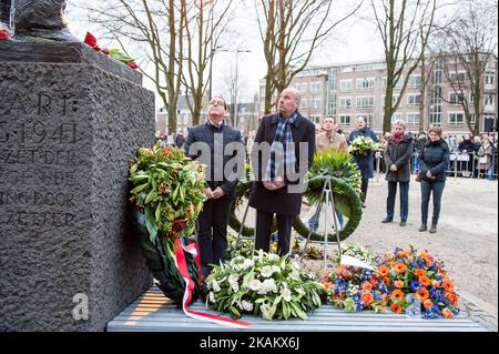 La gente partecipa alla commemorazione dello sciopero del febbraio 1941 ad Amsterdam, nei Paesi Bassi, il 25 febbraio 2017. Lo sciopero viene ricordato ogni anno il 25 febbraio ad Amsterdam. Lo sciopero generale, noto come sciopero di febbraio, iniziò il 25 febbraio 1941 in risposta a misure anti-ebraiche degli occupanti tedeschi dei Paesi Bassi. Lo sciopero di febbraio fu chiamato dall'allora illegittimo partito comunista olandese, e i lavoratori portuali di Amsterdam andarono in sciopero in solidarietà con i 425 ebrei arrestati dai tedeschi in precedenza e deportati nel campo di concentramento di Mauthausen in Austria. Il febbraio Stri Foto Stock