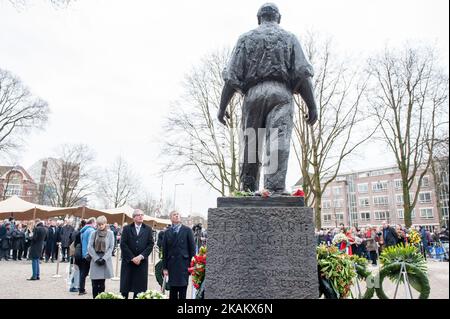 La gente partecipa alla commemorazione dello sciopero del febbraio 1941 ad Amsterdam, nei Paesi Bassi, il 25 febbraio 2017. Lo sciopero viene ricordato ogni anno il 25 febbraio ad Amsterdam. Lo sciopero generale, noto come sciopero di febbraio, iniziò il 25 febbraio 1941 in risposta a misure anti-ebraiche degli occupanti tedeschi dei Paesi Bassi. Lo sciopero di febbraio fu chiamato dall'allora illegittimo partito comunista olandese, e i lavoratori portuali di Amsterdam andarono in sciopero in solidarietà con i 425 ebrei arrestati dai tedeschi in precedenza e deportati nel campo di concentramento di Mauthausen in Austria. Il febbraio Stri Foto Stock