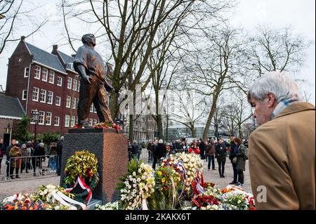 La gente partecipa alla commemorazione dello sciopero del febbraio 1941 ad Amsterdam, nei Paesi Bassi, il 25 febbraio 2017. Lo sciopero viene ricordato ogni anno il 25 febbraio ad Amsterdam. Lo sciopero generale, noto come sciopero di febbraio, iniziò il 25 febbraio 1941 in risposta a misure anti-ebraiche degli occupanti tedeschi dei Paesi Bassi. Lo sciopero di febbraio fu chiamato dall'allora illegittimo partito comunista olandese, e i lavoratori portuali di Amsterdam andarono in sciopero in solidarietà con i 425 ebrei arrestati dai tedeschi in precedenza e deportati nel campo di concentramento di Mauthausen in Austria. Il febbraio Stri Foto Stock