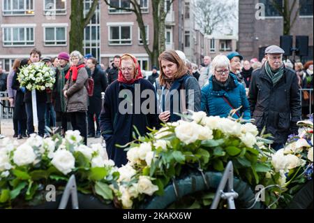 La gente partecipa alla commemorazione dello sciopero del febbraio 1941 ad Amsterdam, nei Paesi Bassi, il 25 febbraio 2017. Lo sciopero viene ricordato ogni anno il 25 febbraio ad Amsterdam. Lo sciopero generale, noto come sciopero di febbraio, iniziò il 25 febbraio 1941 in risposta a misure anti-ebraiche degli occupanti tedeschi dei Paesi Bassi. Lo sciopero di febbraio fu chiamato dall'allora illegittimo partito comunista olandese, e i lavoratori portuali di Amsterdam andarono in sciopero in solidarietà con i 425 ebrei arrestati dai tedeschi in precedenza e deportati nel campo di concentramento di Mauthausen in Austria. Il febbraio Stri Foto Stock