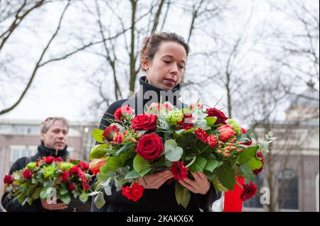 La gente partecipa alla commemorazione dello sciopero del febbraio 1941 ad Amsterdam, nei Paesi Bassi, il 25 febbraio 2017. Lo sciopero viene ricordato ogni anno il 25 febbraio ad Amsterdam. Lo sciopero generale, noto come sciopero di febbraio, iniziò il 25 febbraio 1941 in risposta a misure anti-ebraiche degli occupanti tedeschi dei Paesi Bassi. Lo sciopero di febbraio fu chiamato dall'allora illegittimo partito comunista olandese, e i lavoratori portuali di Amsterdam andarono in sciopero in solidarietà con i 425 ebrei arrestati dai tedeschi in precedenza e deportati nel campo di concentramento di Mauthausen in Austria. Il febbraio Stri Foto Stock