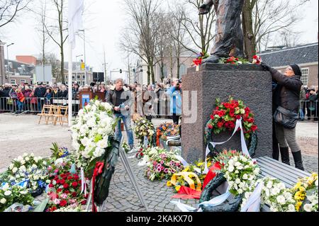 La gente partecipa alla commemorazione dello sciopero del febbraio 1941 ad Amsterdam, nei Paesi Bassi, il 25 febbraio 2017. Lo sciopero viene ricordato ogni anno il 25 febbraio ad Amsterdam. Lo sciopero generale, noto come sciopero di febbraio, iniziò il 25 febbraio 1941 in risposta a misure anti-ebraiche degli occupanti tedeschi dei Paesi Bassi. Lo sciopero di febbraio fu chiamato dall'allora illegittimo partito comunista olandese, e i lavoratori portuali di Amsterdam andarono in sciopero in solidarietà con i 425 ebrei arrestati dai tedeschi in precedenza e deportati nel campo di concentramento di Mauthausen in Austria. Il febbraio Stri Foto Stock