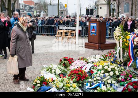 La gente partecipa alla commemorazione dello sciopero del febbraio 1941 ad Amsterdam, nei Paesi Bassi, il 25 febbraio 2017. Lo sciopero viene ricordato ogni anno il 25 febbraio ad Amsterdam. Lo sciopero generale, noto come sciopero di febbraio, iniziò il 25 febbraio 1941 in risposta a misure anti-ebraiche degli occupanti tedeschi dei Paesi Bassi. Lo sciopero di febbraio fu chiamato dall'allora illegittimo partito comunista olandese, e i lavoratori portuali di Amsterdam andarono in sciopero in solidarietà con i 425 ebrei arrestati dai tedeschi in precedenza e deportati nel campo di concentramento di Mauthausen in Austria. Il febbraio Stri Foto Stock