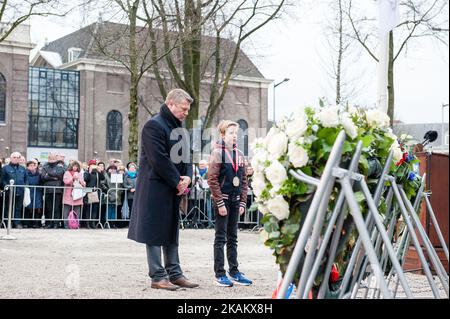 La gente partecipa alla commemorazione dello sciopero del febbraio 1941 ad Amsterdam, nei Paesi Bassi, il 25 febbraio 2017. Lo sciopero viene ricordato ogni anno il 25 febbraio ad Amsterdam. Lo sciopero generale, noto come sciopero di febbraio, iniziò il 25 febbraio 1941 in risposta a misure anti-ebraiche degli occupanti tedeschi dei Paesi Bassi. Lo sciopero di febbraio fu chiamato dall'allora illegittimo partito comunista olandese, e i lavoratori portuali di Amsterdam andarono in sciopero in solidarietà con i 425 ebrei arrestati dai tedeschi in precedenza e deportati nel campo di concentramento di Mauthausen in Austria. Il febbraio Stri Foto Stock