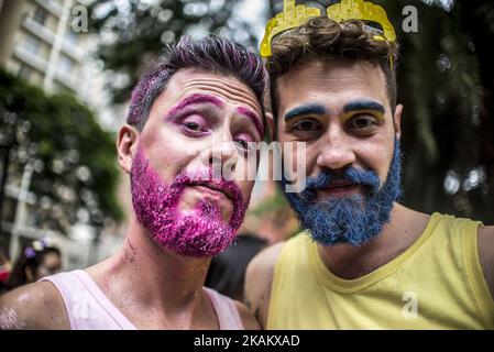 I Revellers ballano mentre prendono parte al blocco annuale di carnevale 'Minhoqueens' dell'Arouche in Sao Paulo, Brasile, 25 febbraio 2017. (Foto di Cris FAGA/NurPhoto) *** Please use Credit from Credit Field *** Foto Stock