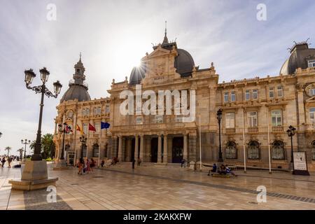 Edificio storico, Ayuntamiento De Cartagena, nel centro della città con la gente. Foto Stock