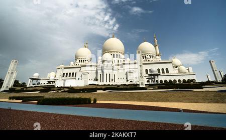Una vista panoramica della Grande Moschea dello Sceicco Zayed, situata ad Abu Dhabi, e considerata il luogo chiave per il culto nel paese e una delle piu' grandi moschee del mondo, con una capacita' di piu' di 40.000 fedeli. Venerdì 24 febbraio 2017 ad Abu Dhabi, Emirati Arabi Uniti. (Foto di Artur Widak/NurPhoto) *** Please use Credit from Credit Field *** Foto Stock