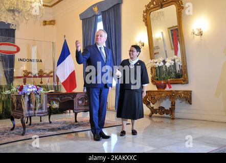 Il ministro degli Esteri francese Jean-Marc Ayrault incontra il suo omologo indonesiano Retno Marsudi durante una conferenza stampa presso l'ufficio della Farnesina a Giacarta il 28 febbraio 2017. (Foto di Dasril Roszandi/NurPhoto) *** Please use Credit from Credit Field *** Foto Stock