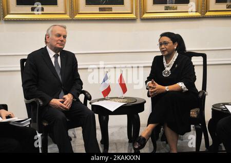 Il ministro degli Esteri francese Jean-Marc Ayrault incontra il suo omologo indonesiano Retno Marsudi durante una conferenza stampa presso l'ufficio della Farnesina a Giacarta il 28 febbraio 2017. (Foto di Dasril Roszandi/NurPhoto) *** Please use Credit from Credit Field *** Foto Stock