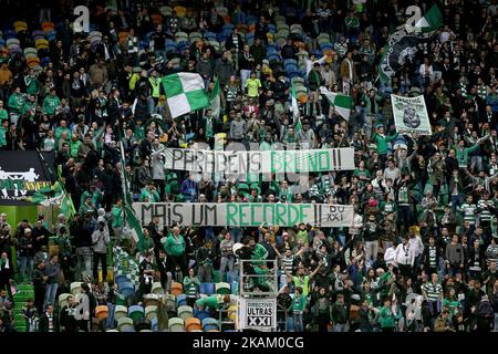 Tifosi sportivi durante la partita della Premier League 2016/17 tra Sporting CP e Vitoria SC, allo stadio Alvalade di Lisbona il 5 marzo 2017. (Foto di Bruno Barros / DPI / NurPhoto) *** Please use Credit from Credit Field *** Foto Stock