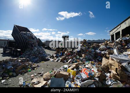 Il camion di rifiuti capovolge il relativo carico dei rifiuti comunali da un sobborgo di Philadelphia al cortile fuori del Materials Recovery Facility (MRF), in Filadelfia del sud, PA, il 13th febbraio 2017. Dopo la raccolta, un carico completo del carrello verrà ribaltato presso l'impianto di recupero dei materiali, dove i materiali riciclabili vengono smistati e, al termine del processo, imballati in balle dello stesso tipo di materiali. (Foto di Bastiaan Slabbers/NurPhoto) *** Please use Credit from Credit Field *** Foto Stock