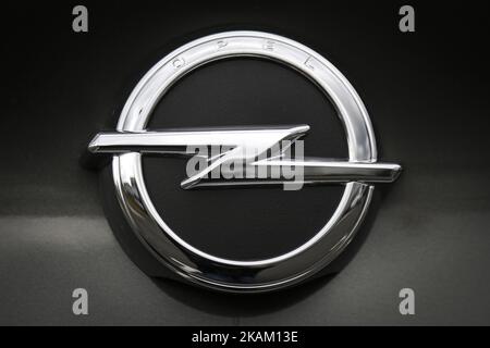 Il logo Opel fuori dalla fabbrica della General Motors Manufacturing Poland a Gliwice, Polonia, il 7 marzo 2017. General Motors sta vendendo la sua attività automobilistica europea in perdita, tra cui la tedesca Opel e il marchio britannico Vauxhall, al gruppo PSA francese. (Foto di Beata Zawrzel/NurPhoto) *** Please use Credit from Credit Field *** Foto Stock