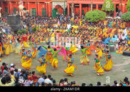 Rabindra Bharati University students celebring Basanta Utsav and Holi ,Color Festival at the Jorasanko Rabindra Bharati University campus on March 7, 2017 in Kolkata, India. (Foto di Debajyoti Chakraborty/NurPhoto) *** Please use Credit from Credit Field *** Foto Stock